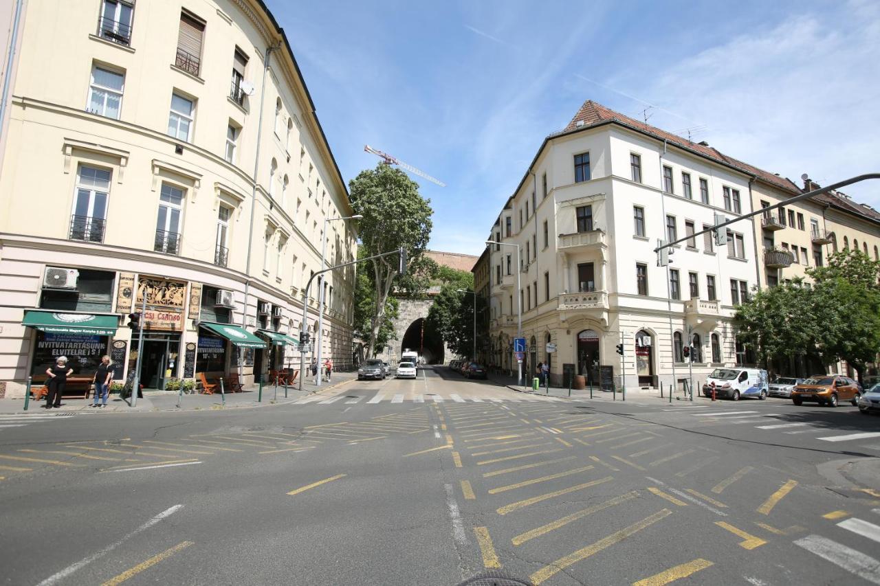 Castle Courtyard Hideaway Apartment Budapest Exterior photo